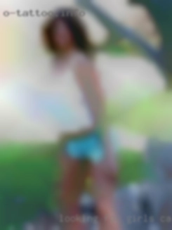 Looking for women girls Calgary or M/F couples.